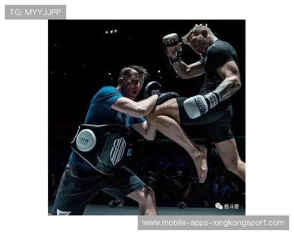 UFC 对峙现场摔话筒！火药味爆棚