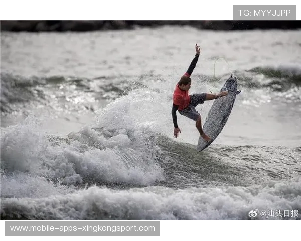 冲浪小将一脚踏浪腾空如海上鸟人